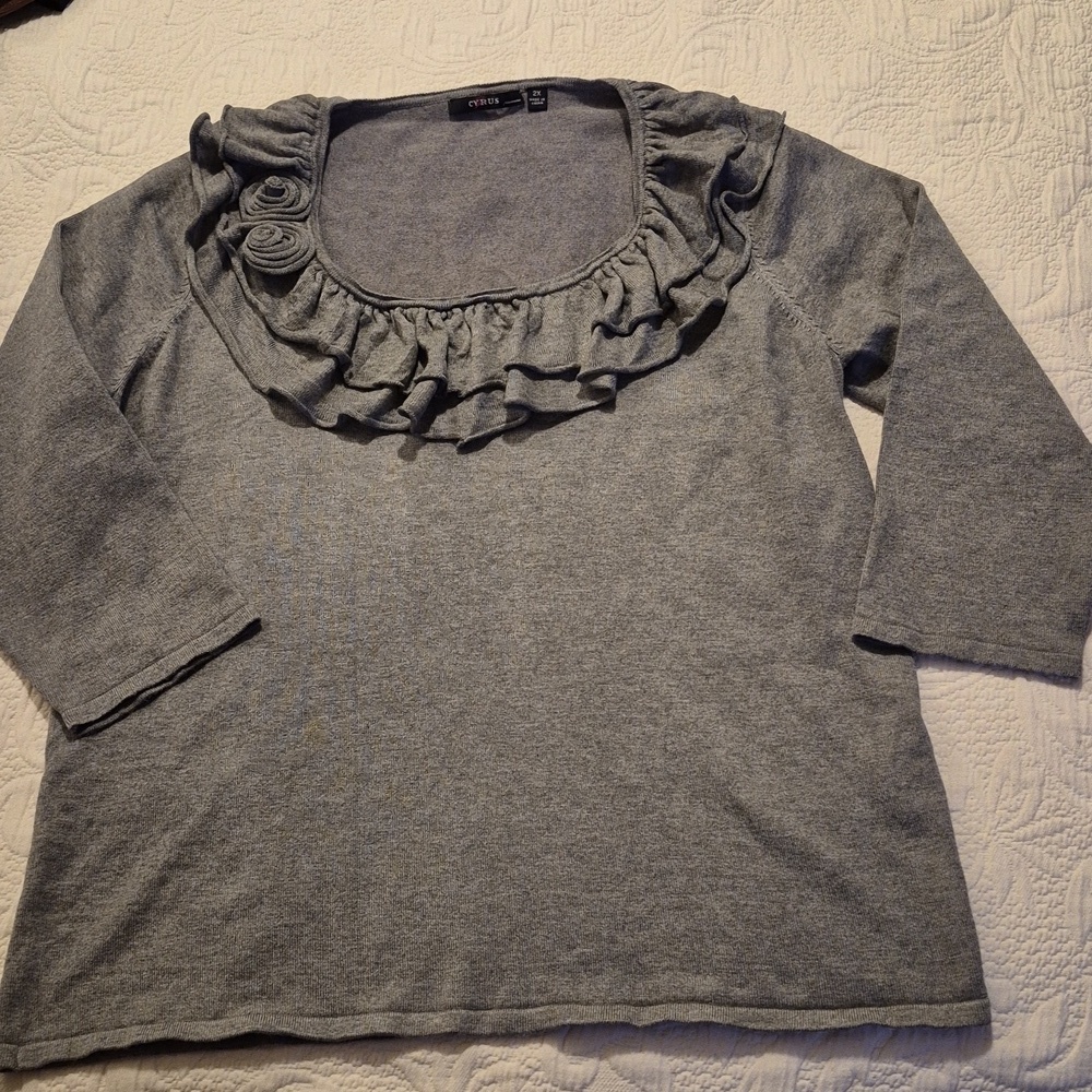 Cyrus women's sweater, 3/4 sleeve gray 2X fine knit, ruffle collar EUC